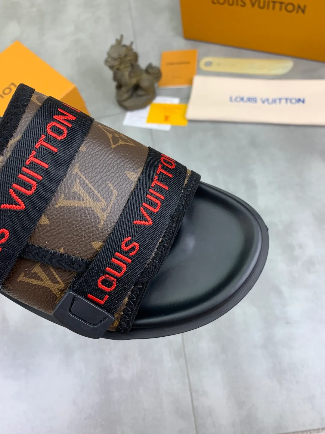 Men's shoes 💰P320💰【New style】🆘 Original quality 【LOUIS VUITTON】The popular Louis Vuitton LV men's slippers on the official website are on sale simultaneously! Original fabric imported from Italy, original factory special supply, code number: 38-44 (45 customized), many colors available